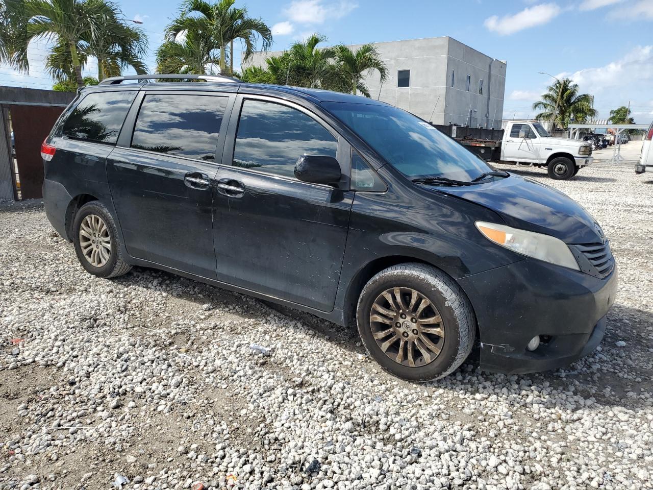 2014 Toyota Sienna - Image 4