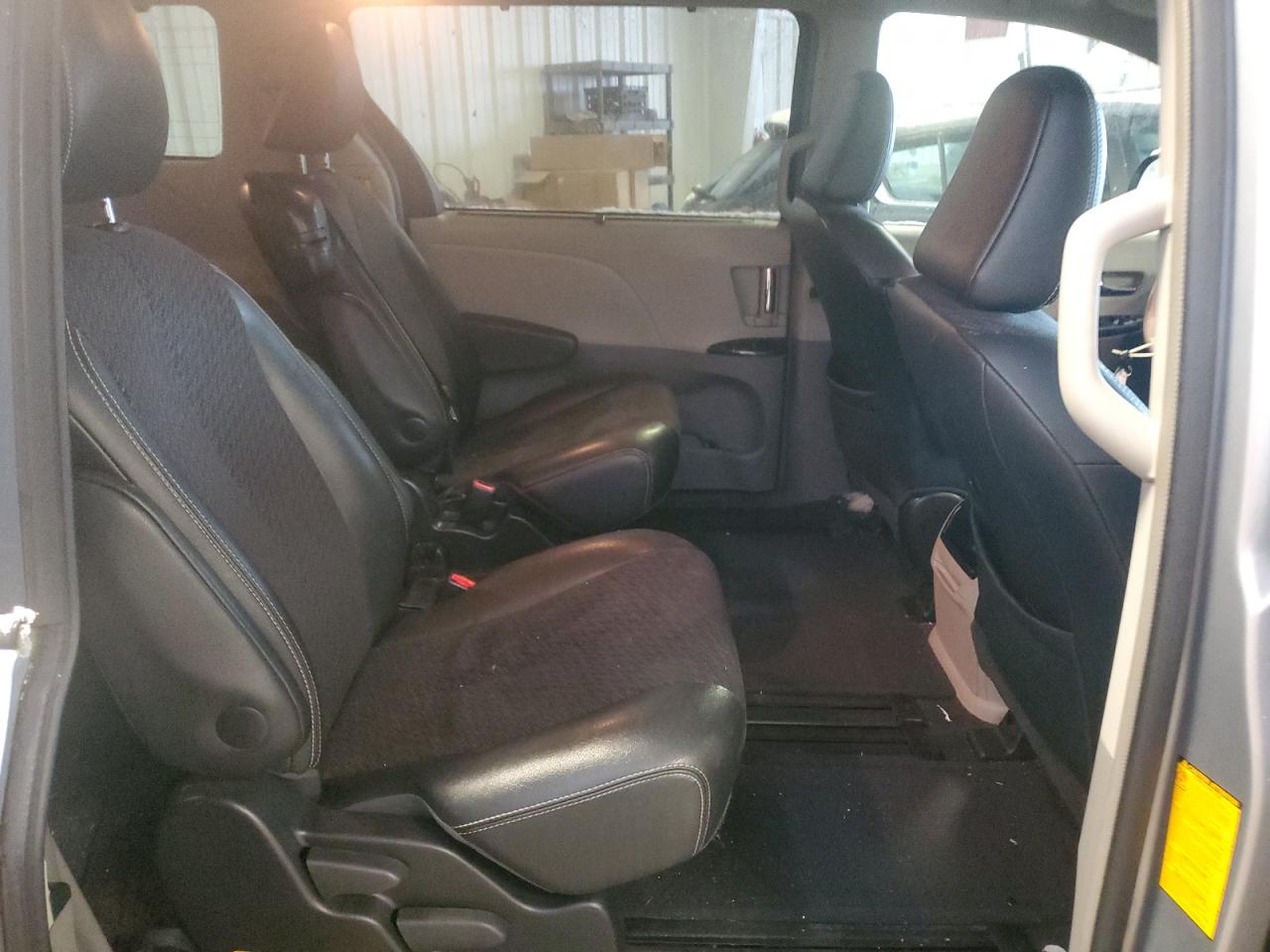 2012 Toyota Sienna - Image 11