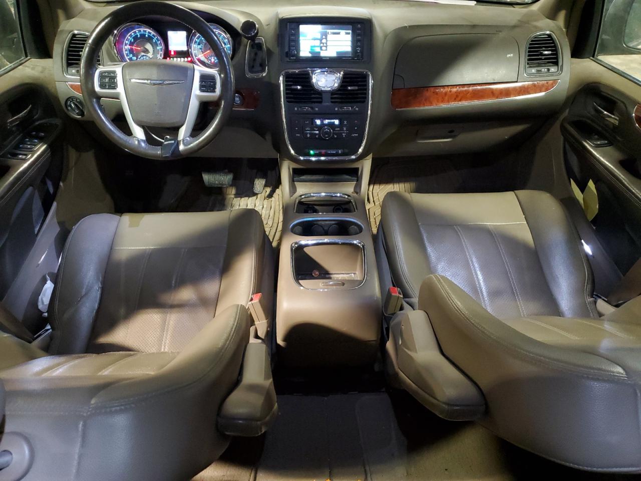 2014 Chrysler Town & Country - Image 8