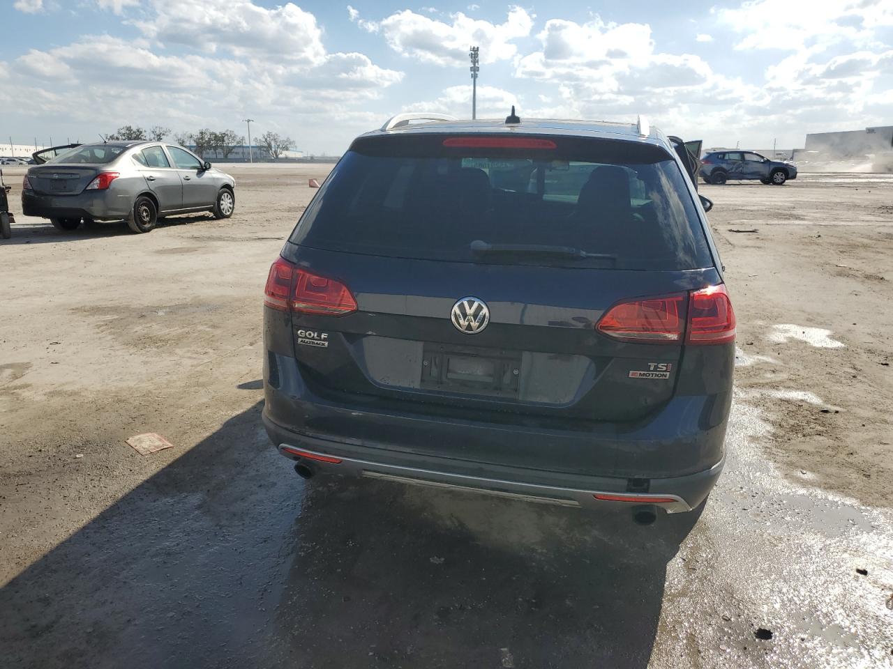 2017 Volkswagen Golf - Image 6