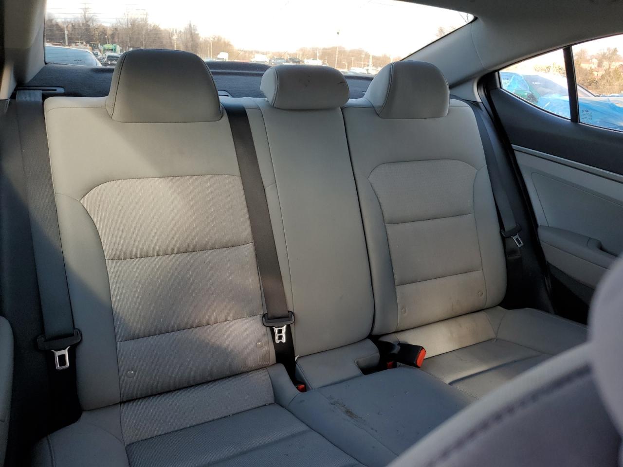 2017 Hyundai Elantra - Image 11