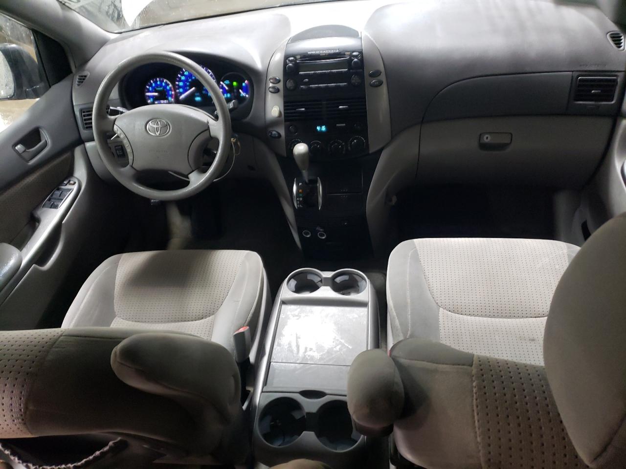 2010 Toyota Sienna - Image 8
