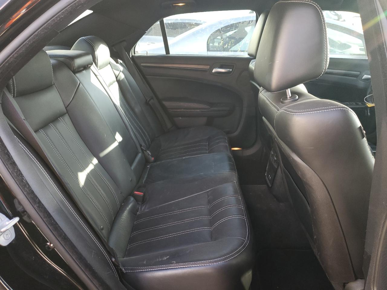 2016 Chrysler 300 - Image 10