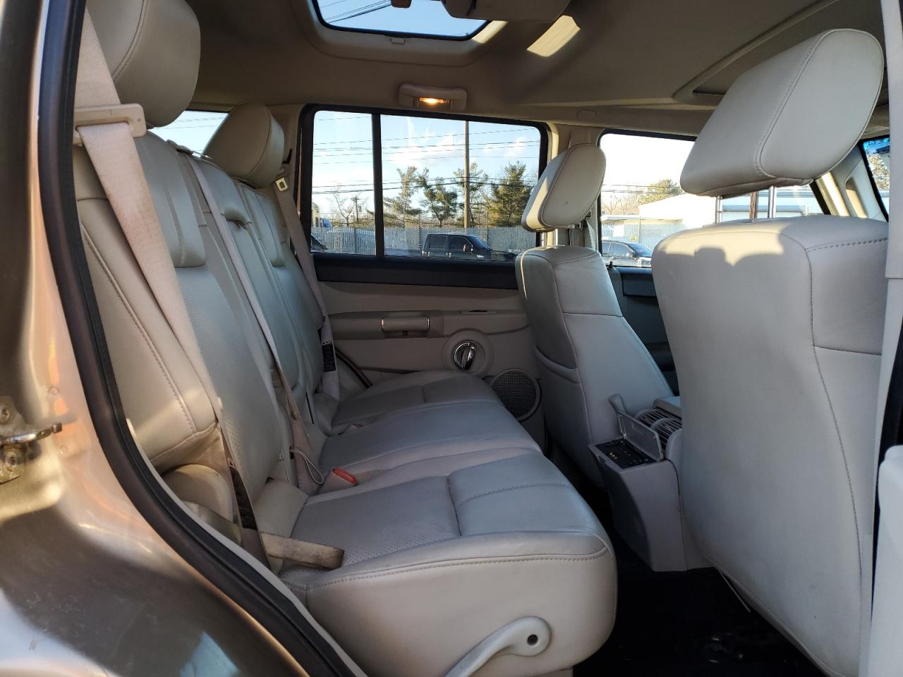 2006 Jeep Commander - Image 11