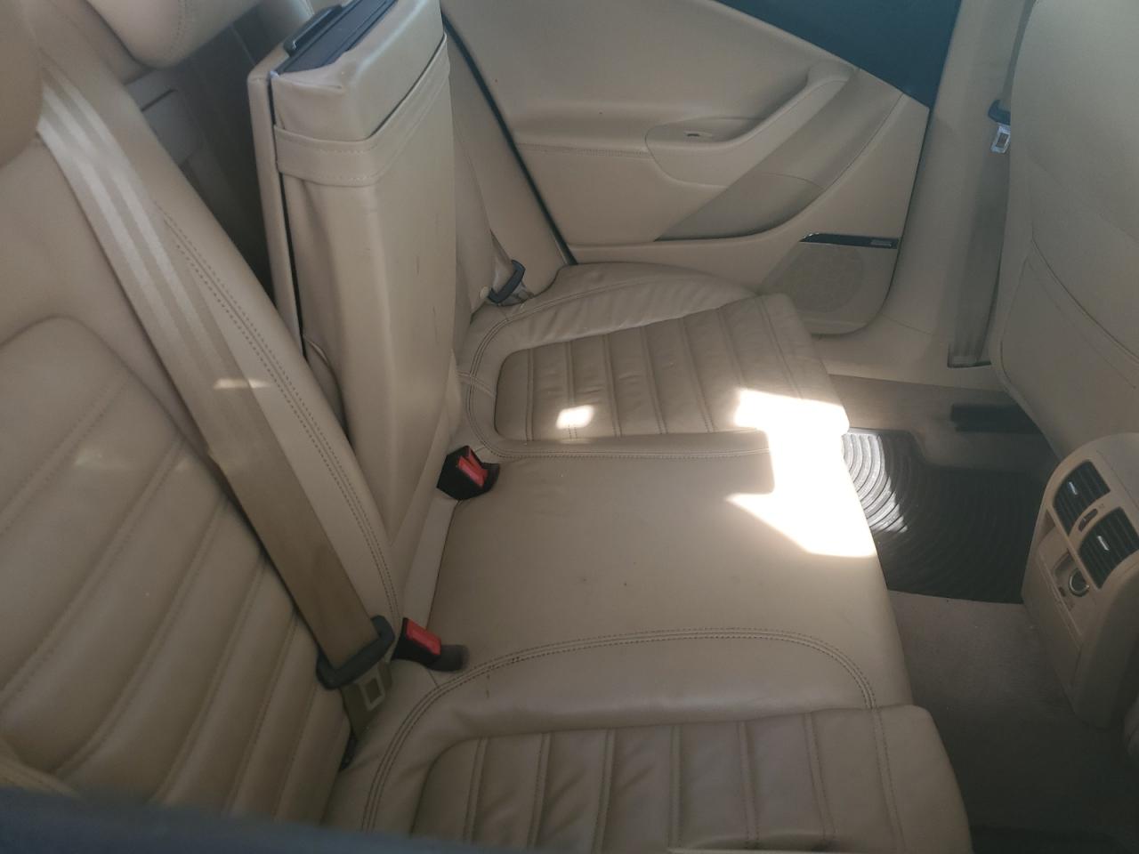 2008 Volkswagen Passat - Image 10