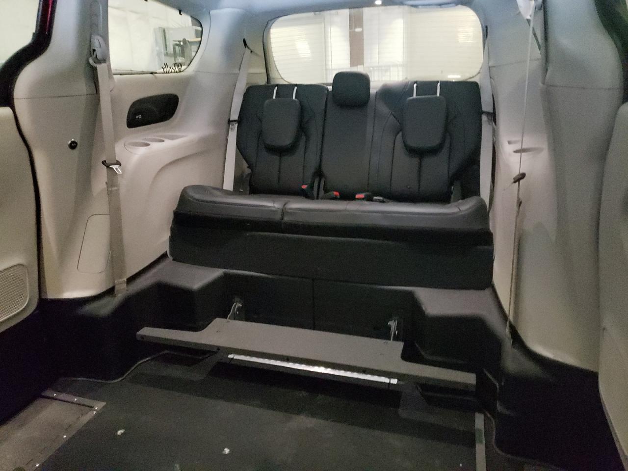 2021 Chrysler Pacifica - Image 10