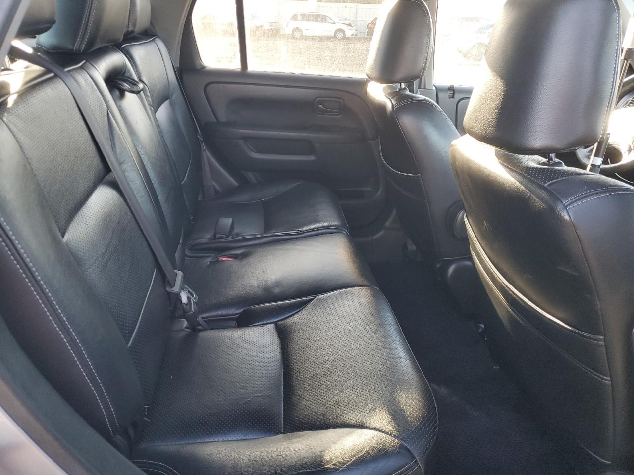 2004 Honda CR-V - Image 11
