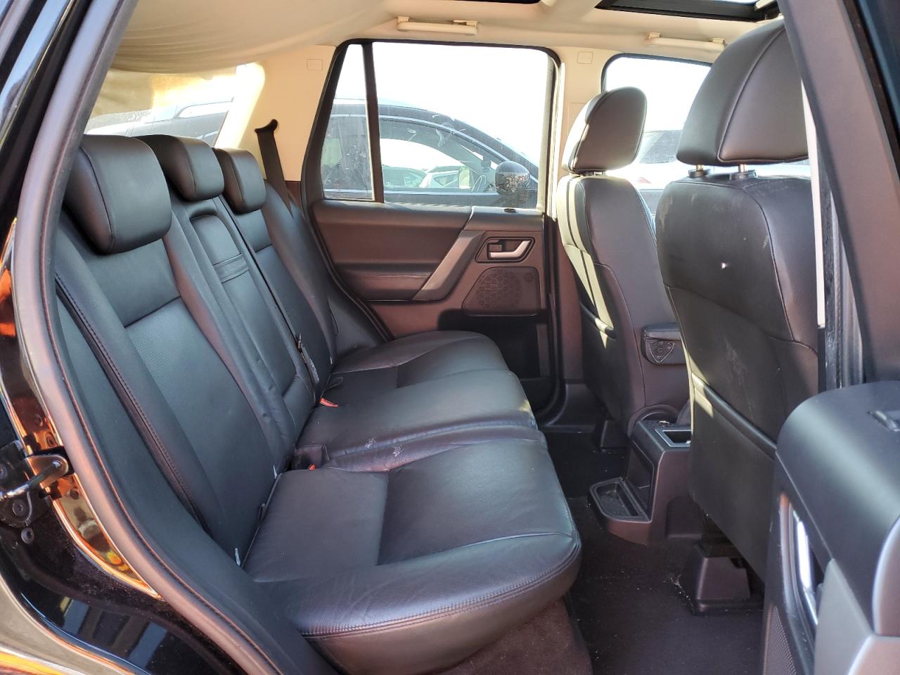 2010 Land Rover LR2 - Image 11