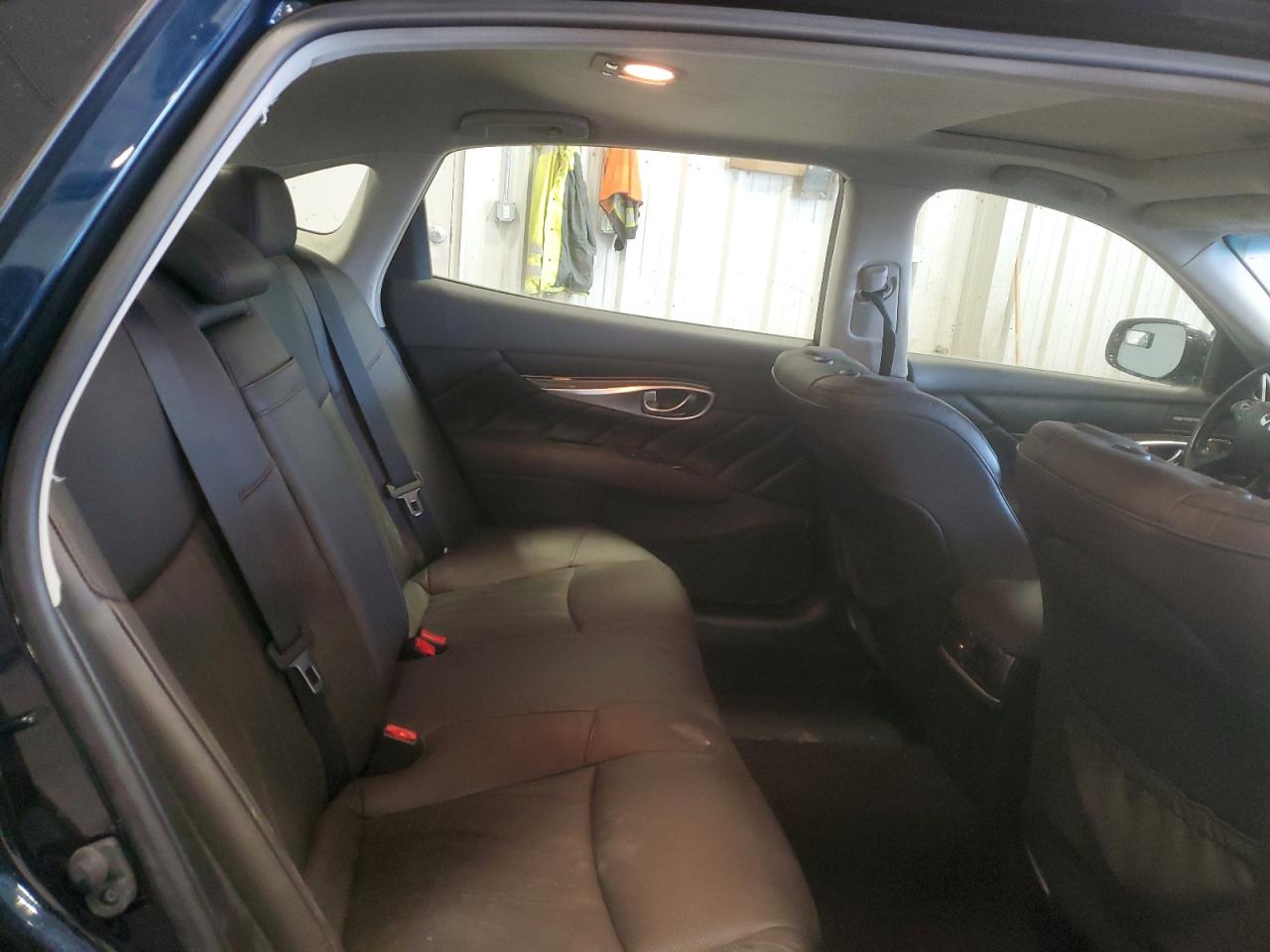 2016 Infiniti Q70 - Image 10