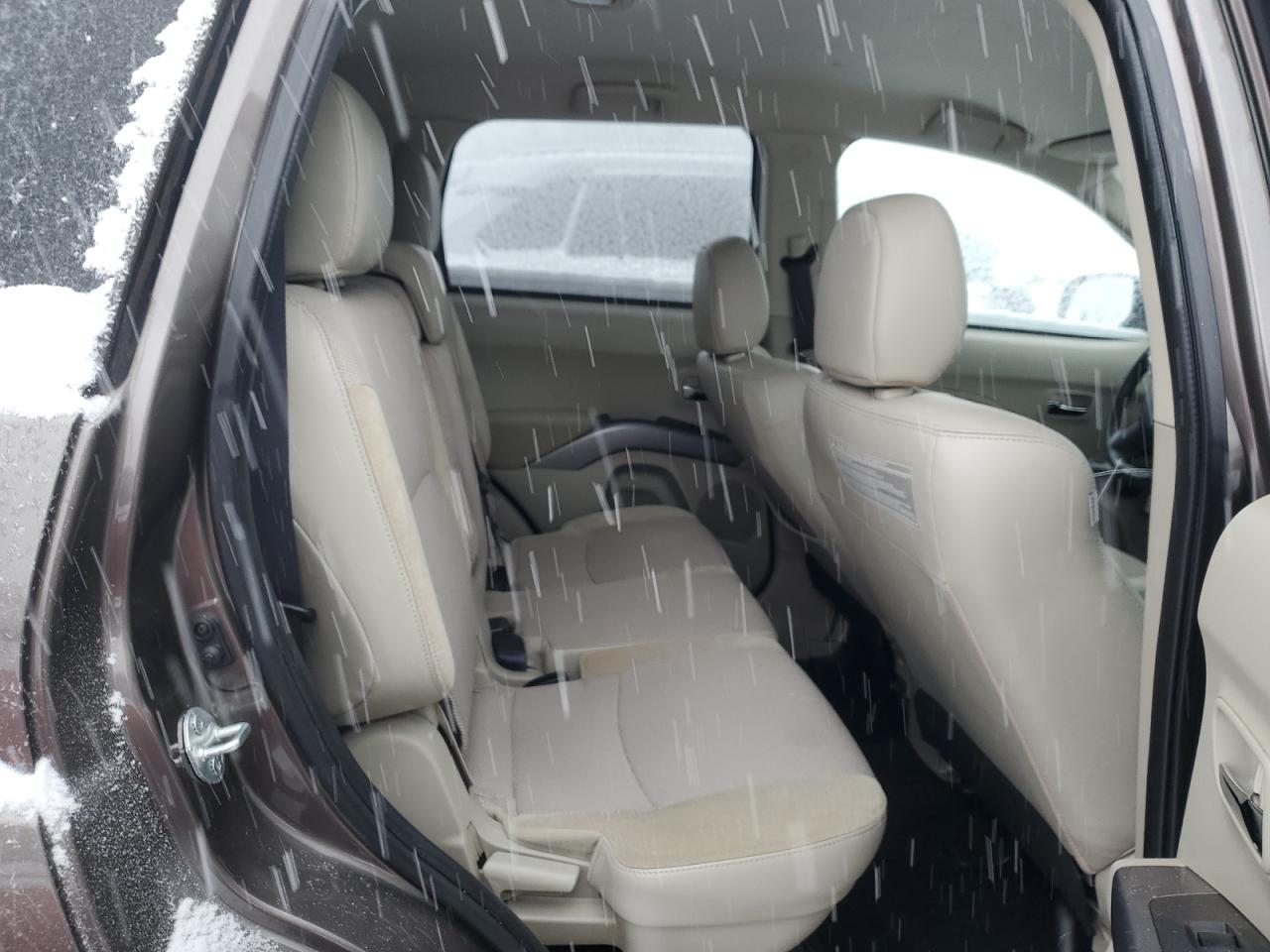 2012 Mitsubishi Outlander - Image 11