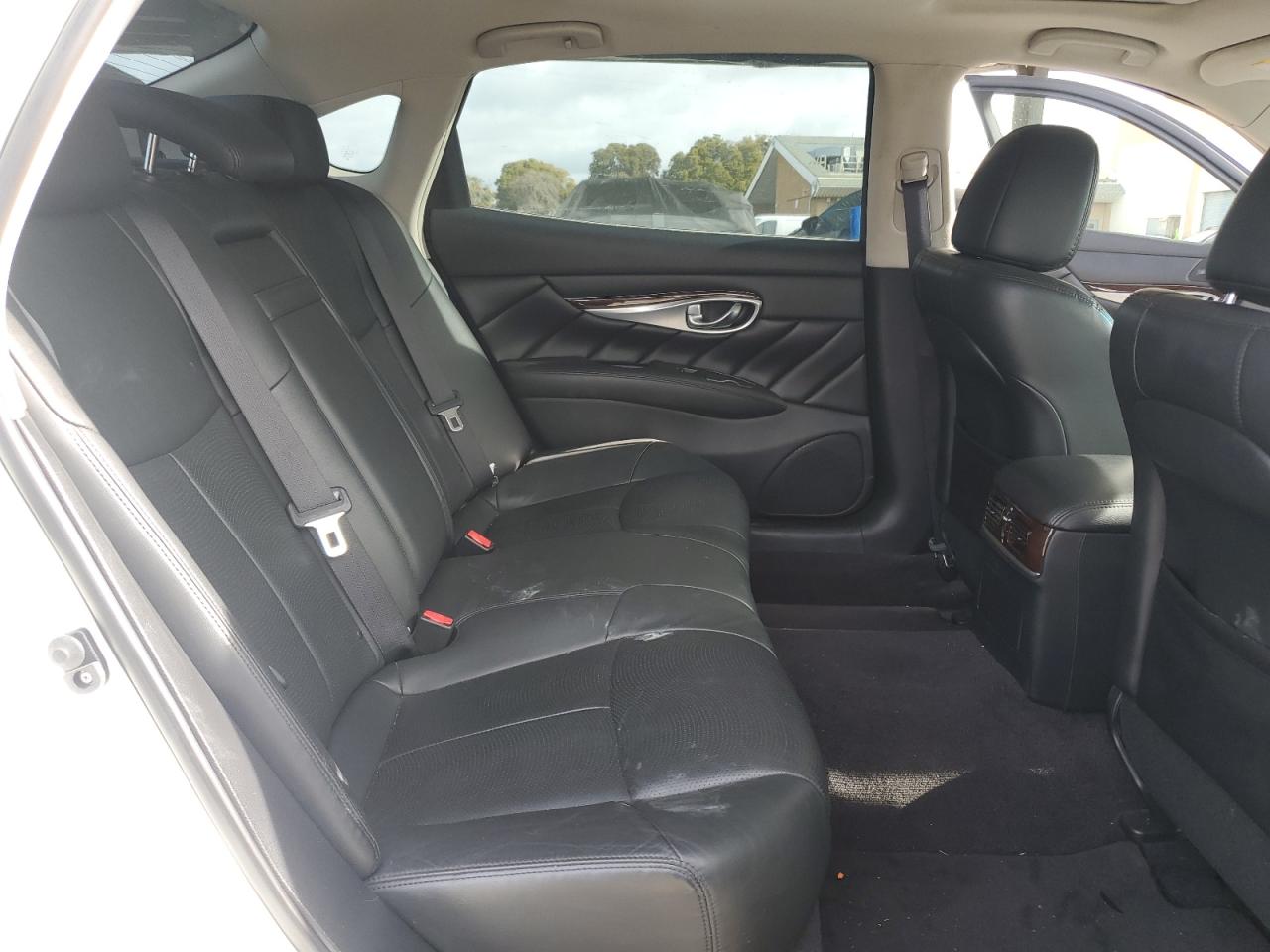 2016 Infiniti Q70 - Image 10