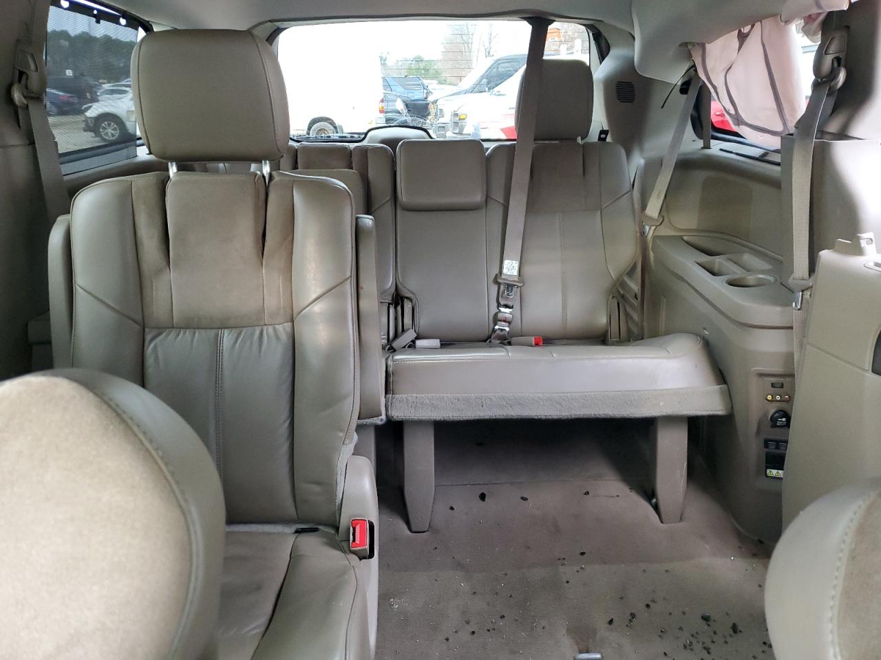 2015 Chrysler Town & Country - Image 10