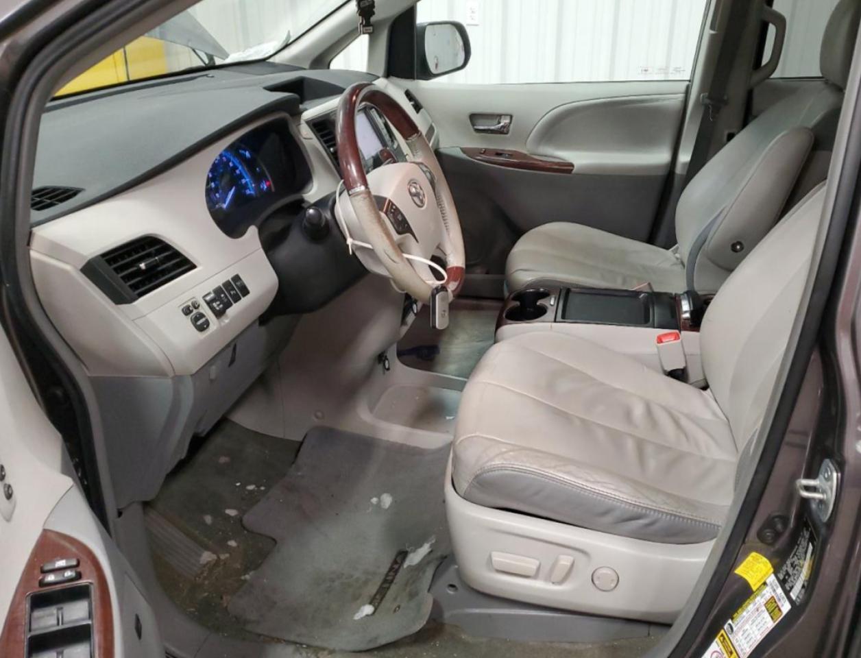 2011 Toyota Sienna - Image 7