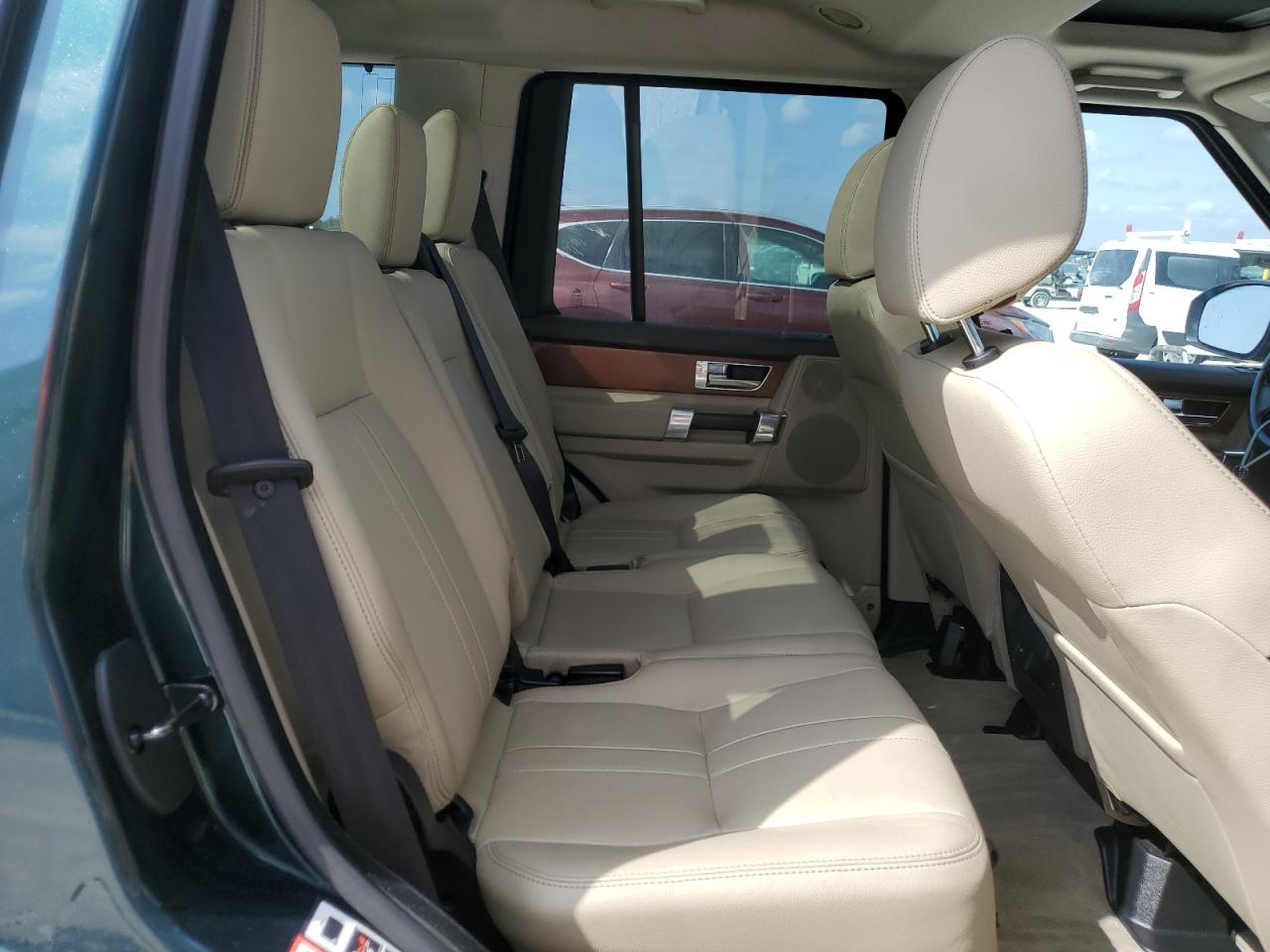 2015 Land Rover LR4 - Image 10