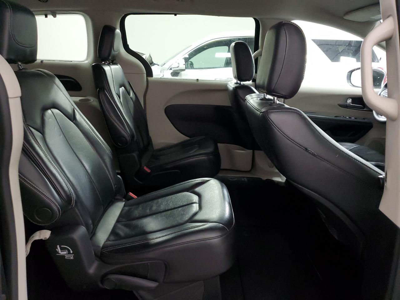 2022 Chrysler Pacifica - Image 11