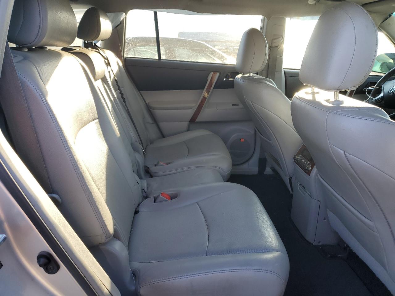 2013 Toyota Highlander - Image 11