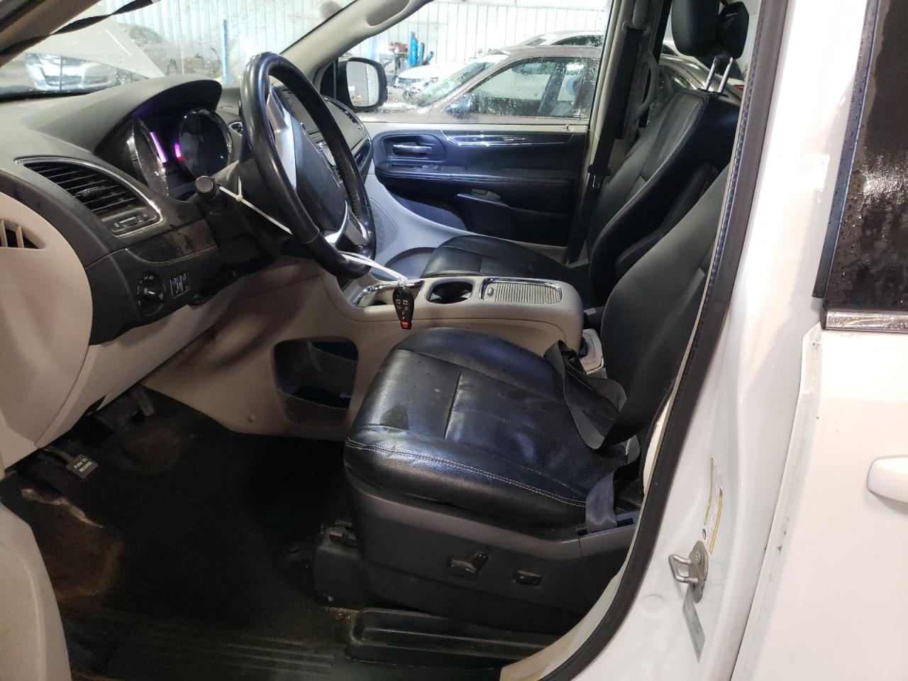2015 Chrysler Town & Country - Image 7