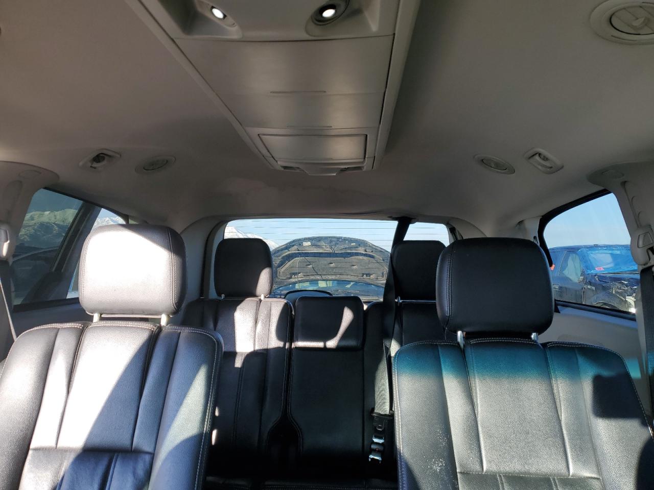 2014 Chrysler Town & Country - Image 10