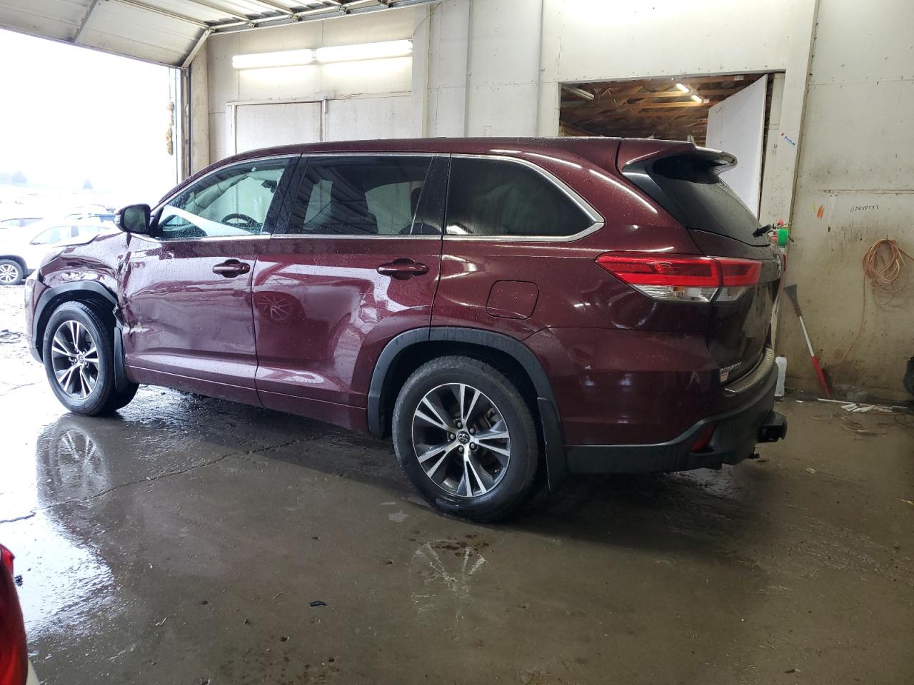 2018 Toyota Highlander - Image 2
