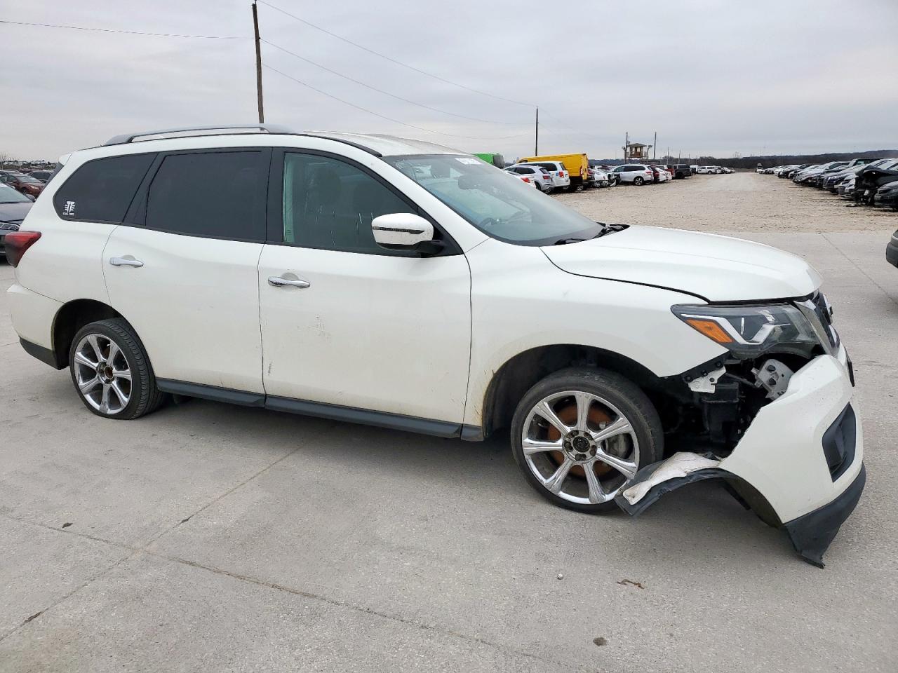 2019 Nissan Pathfinder - Image 4