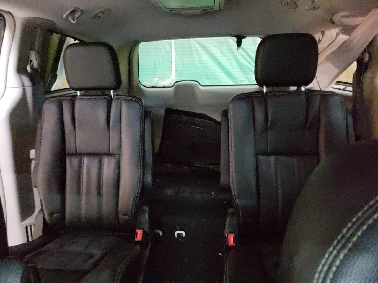 2016 Chrysler Town & Country - Image 10
