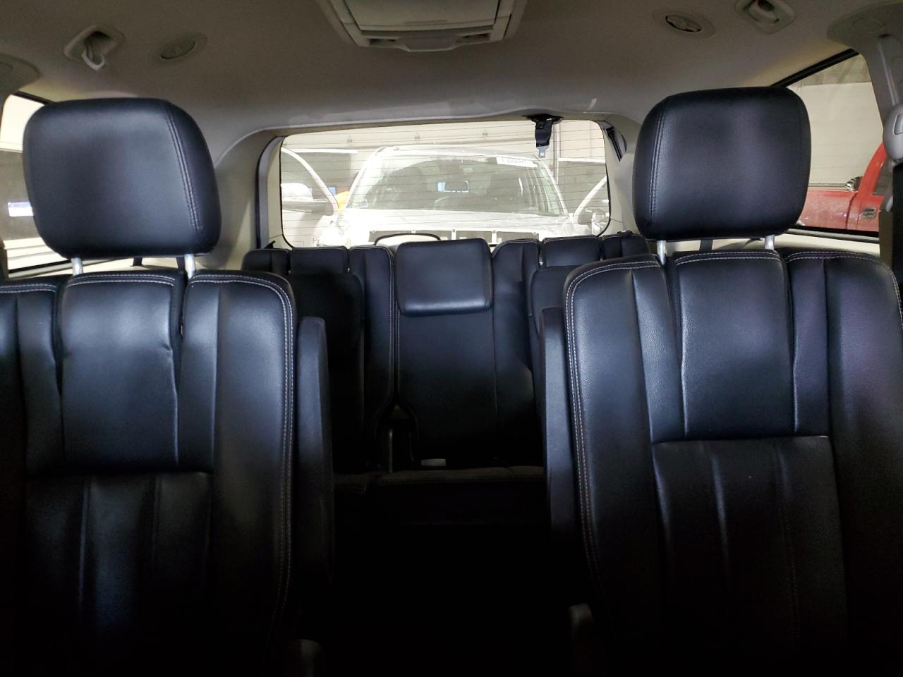2016 Chrysler Town & Country - Image 10