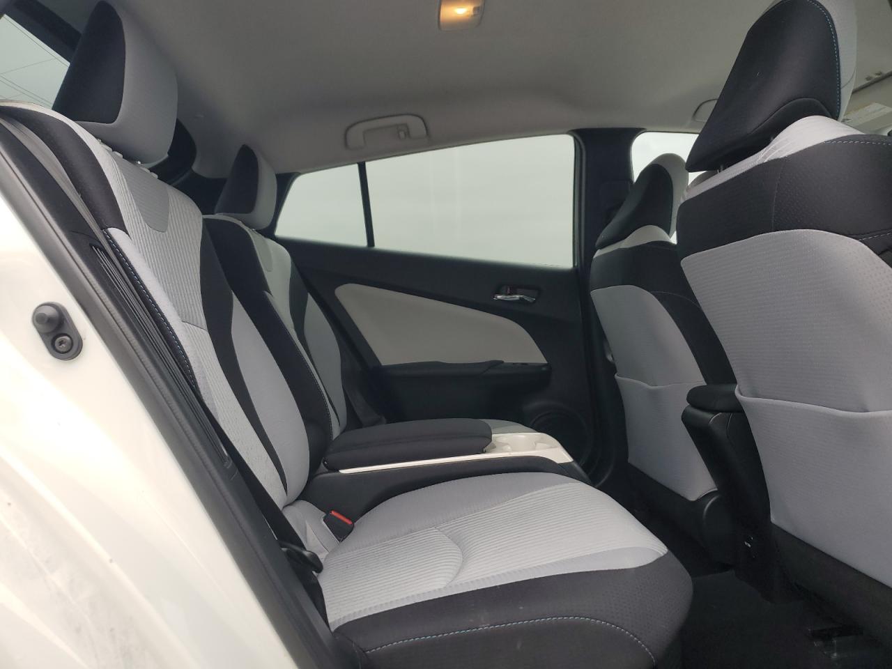 2017 Toyota Prius - Image 11