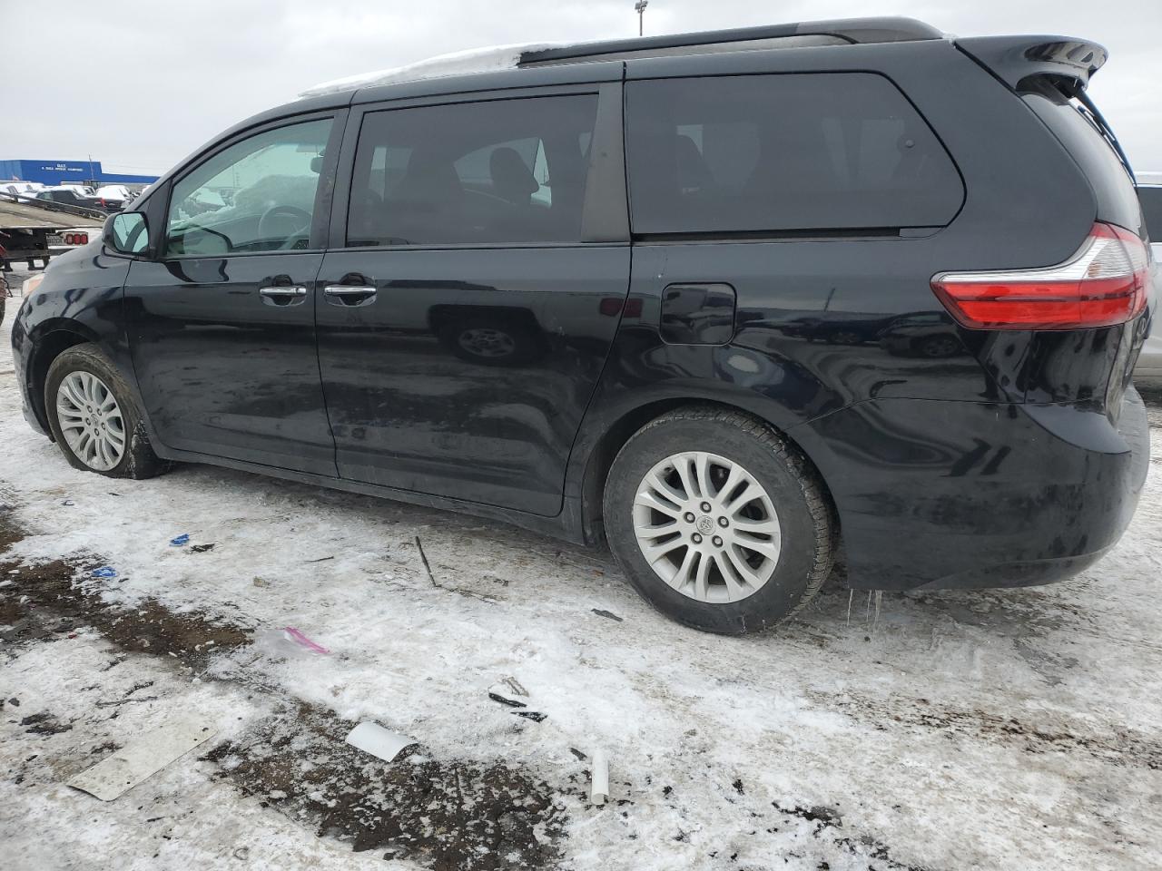 2016 Toyota Sienna - Image 2