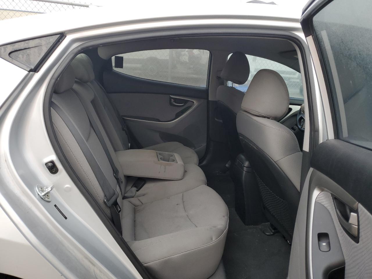2012 Hyundai Elantra - Image 10