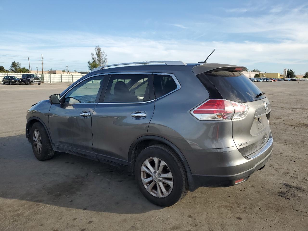 2015 Nissan Rogue - Image 2