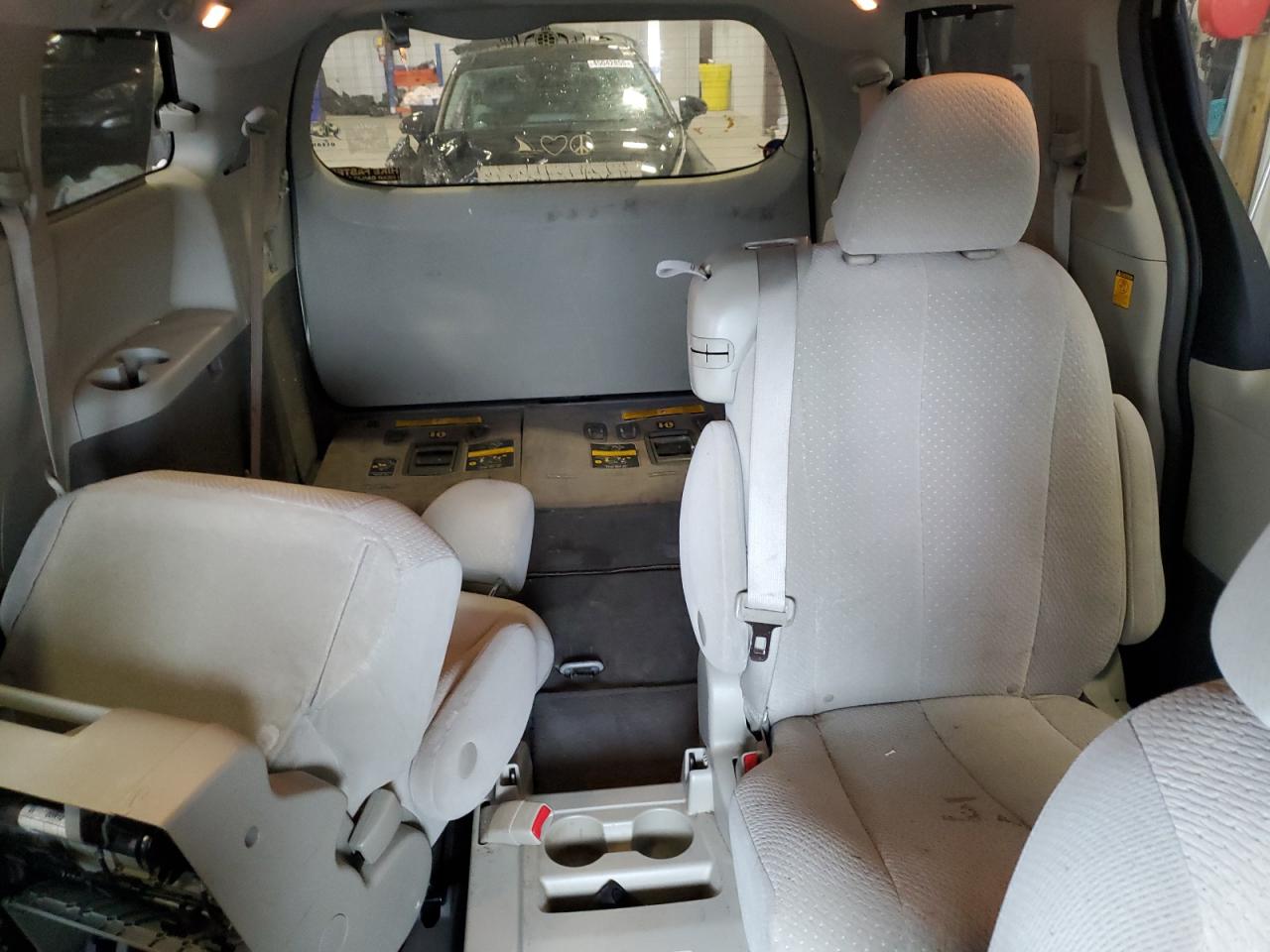 2011 Toyota Sienna - Image 10