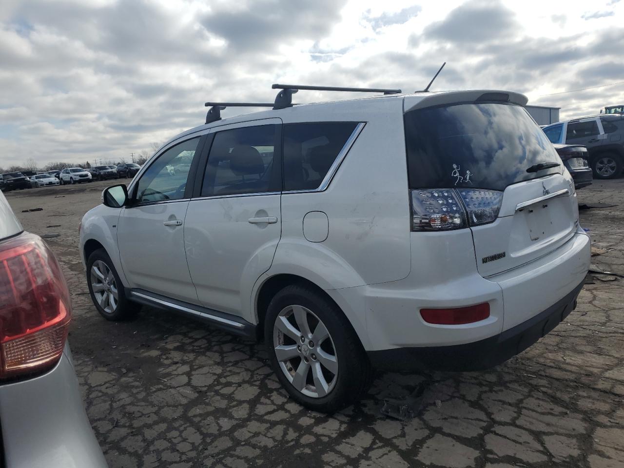 2011 Mitsubishi Outlander - Image 2