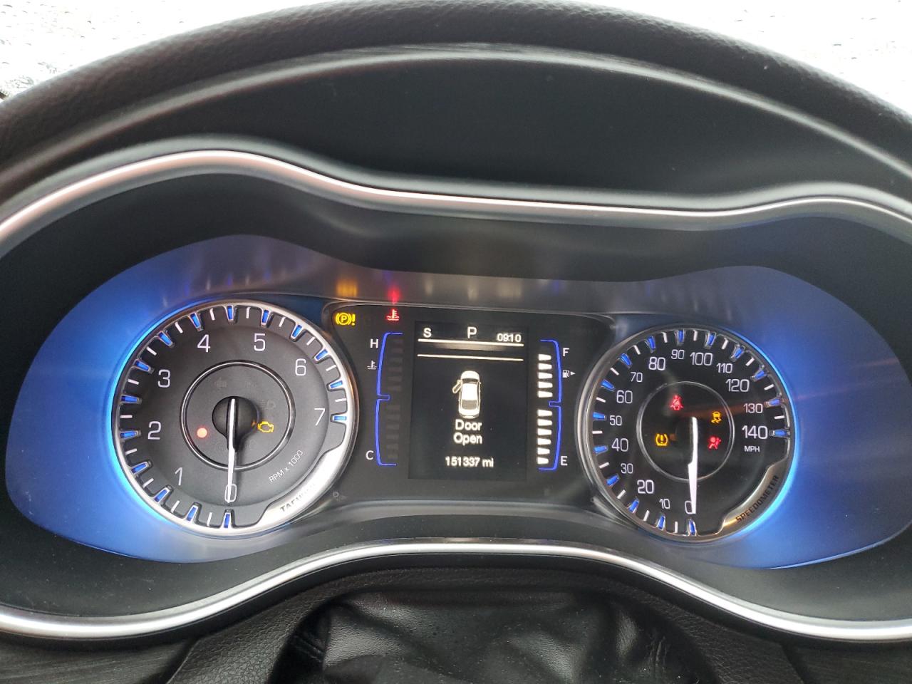 2015 Chrysler 200 - Image 9