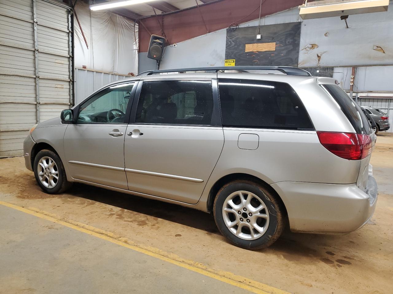2004 Toyota Sienna - Image 2