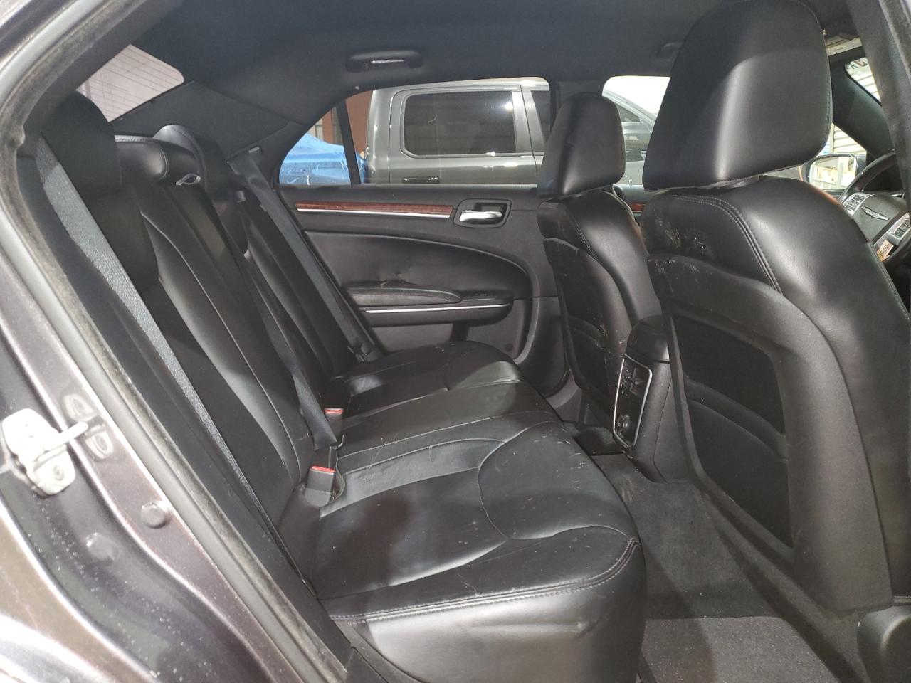 2013 Chrysler 300 - Image 11