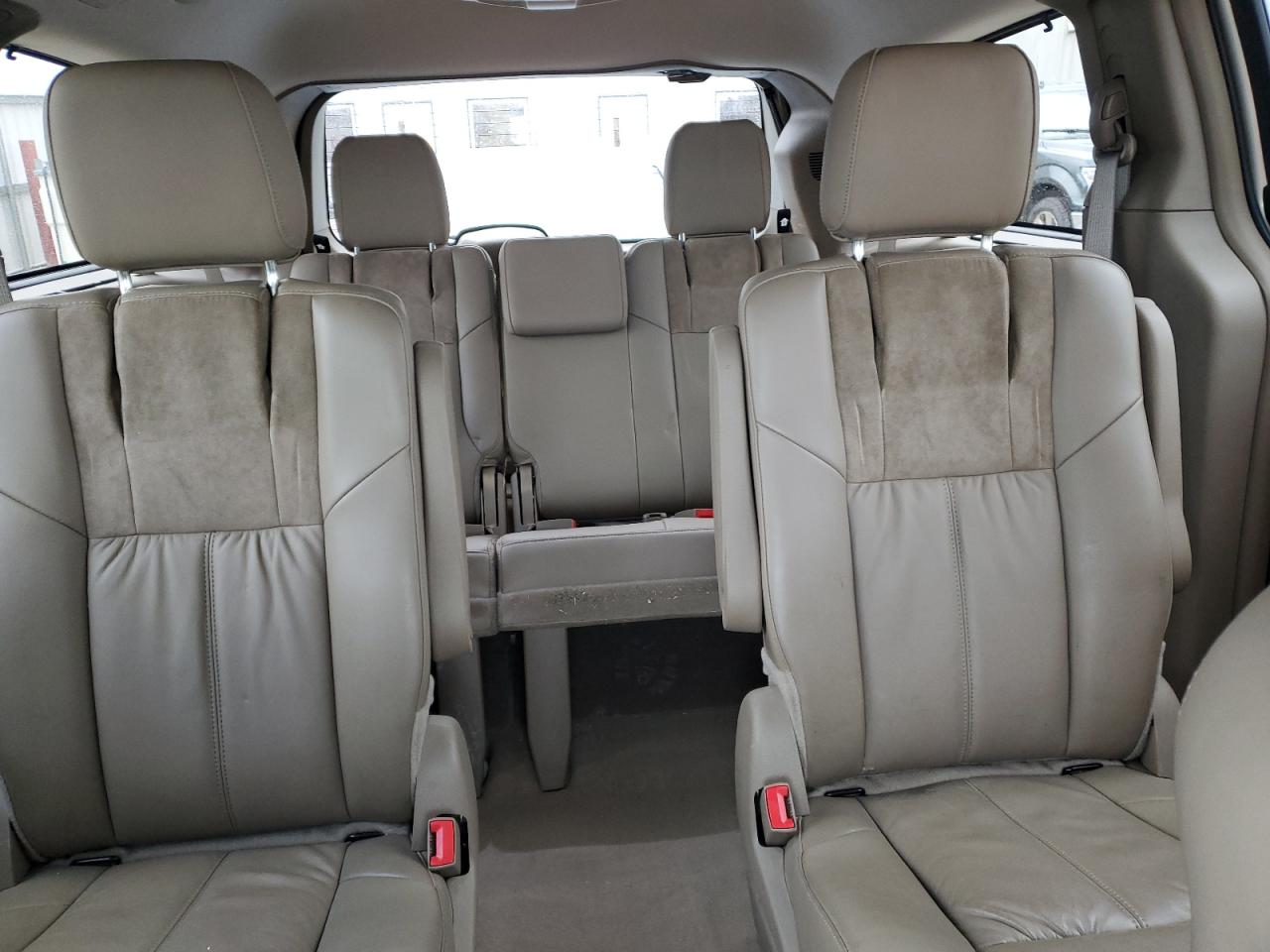 2016 Chrysler Town & Country - Image 10