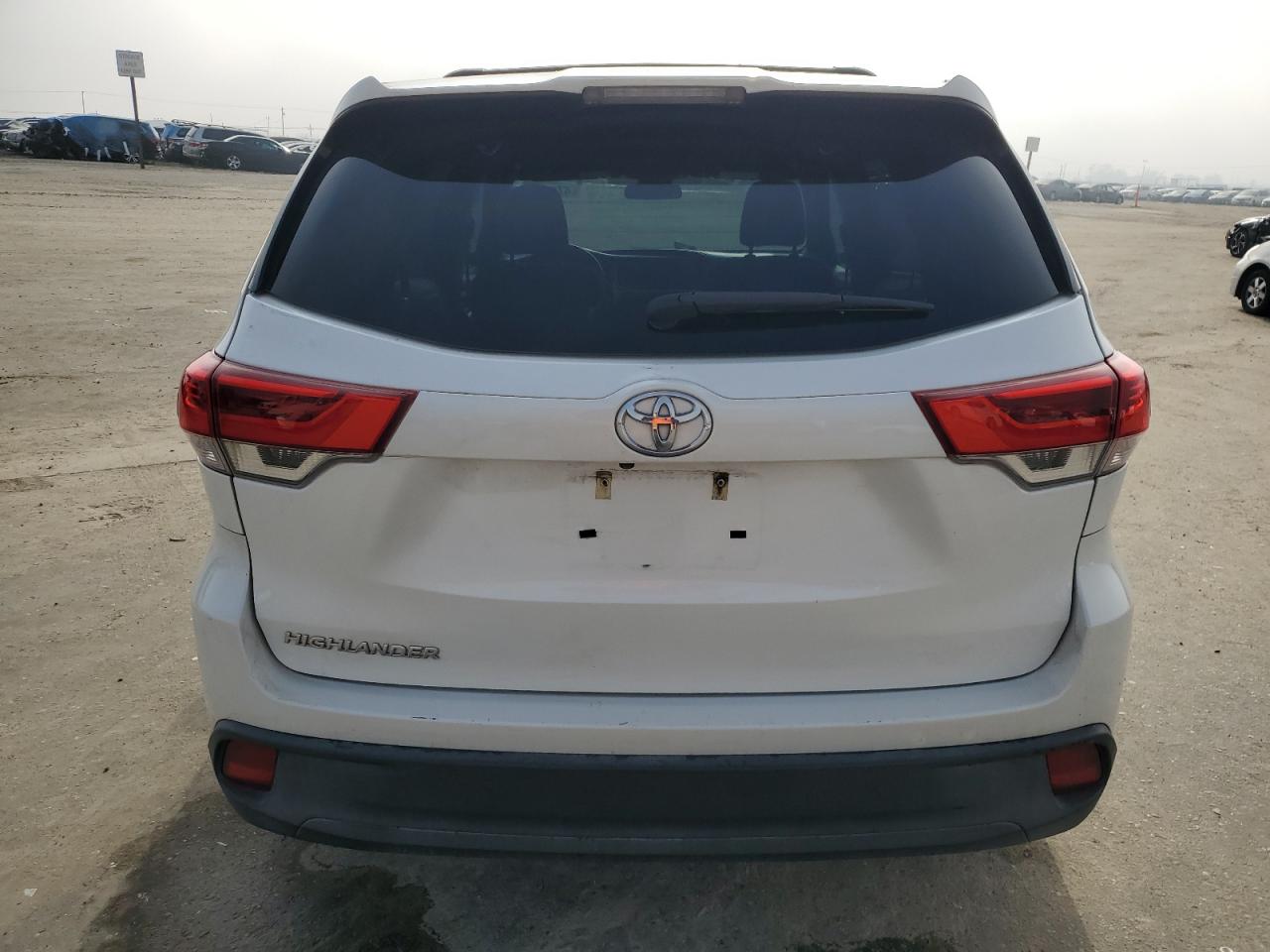 2017 Toyota Highlander - Image 6
