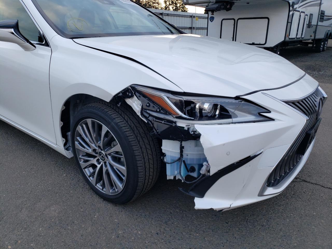 2019 Lexus ES - Image 15