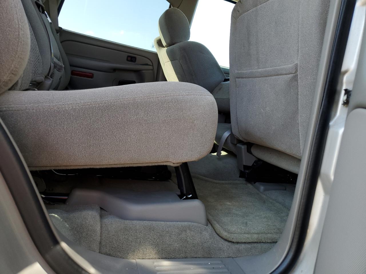 2004 Chevrolet Tahoe - Image 11