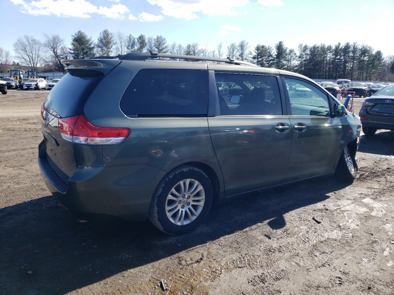 2012 Toyota Sienna - Image 3