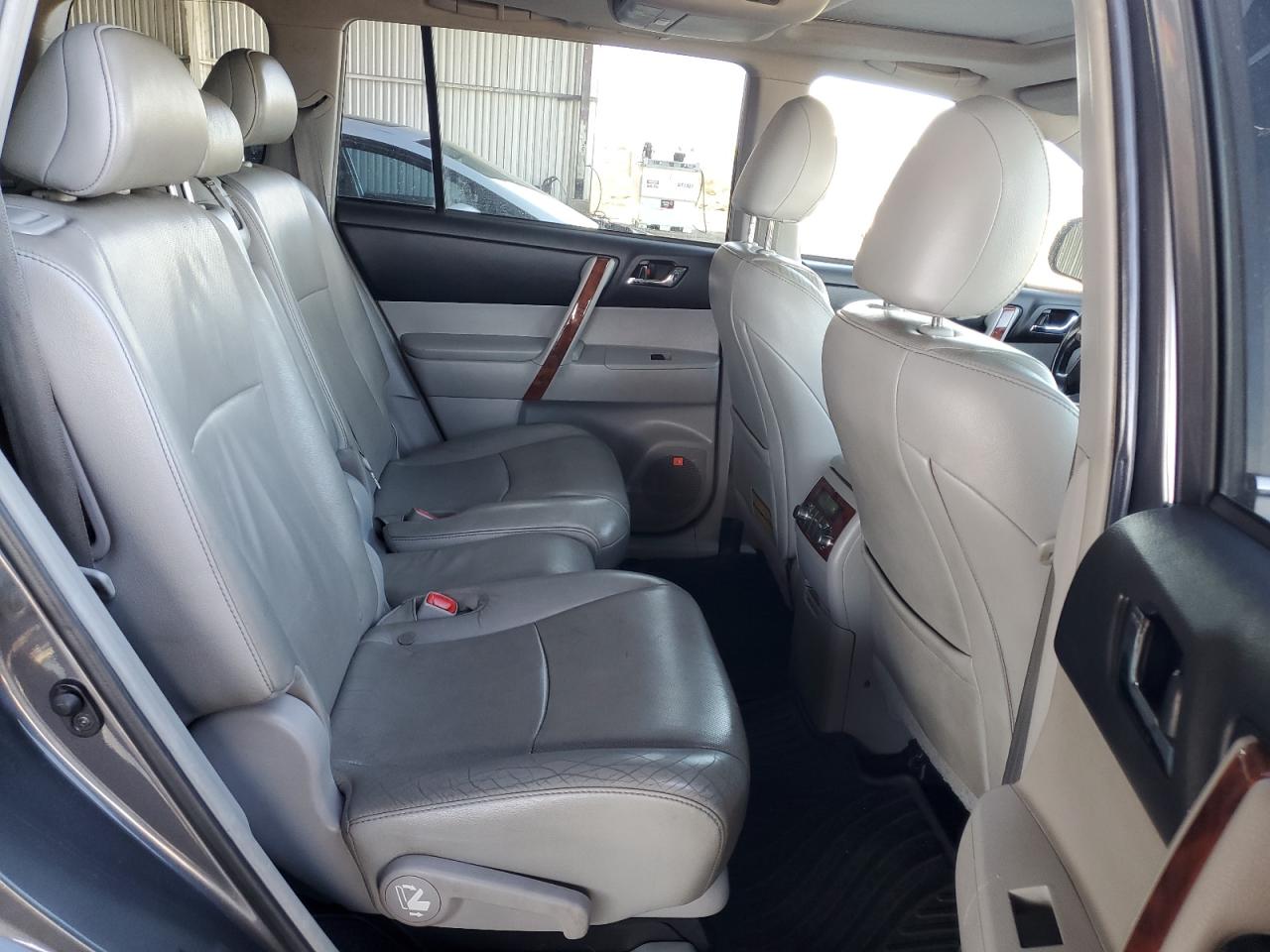 2012 Toyota Highlander - Image 11