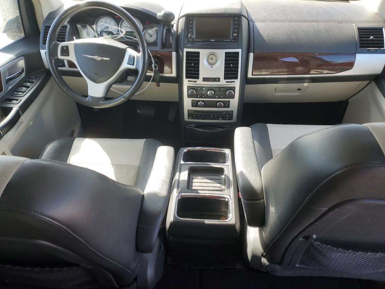 2010 Chrysler Town & Country - Image 8