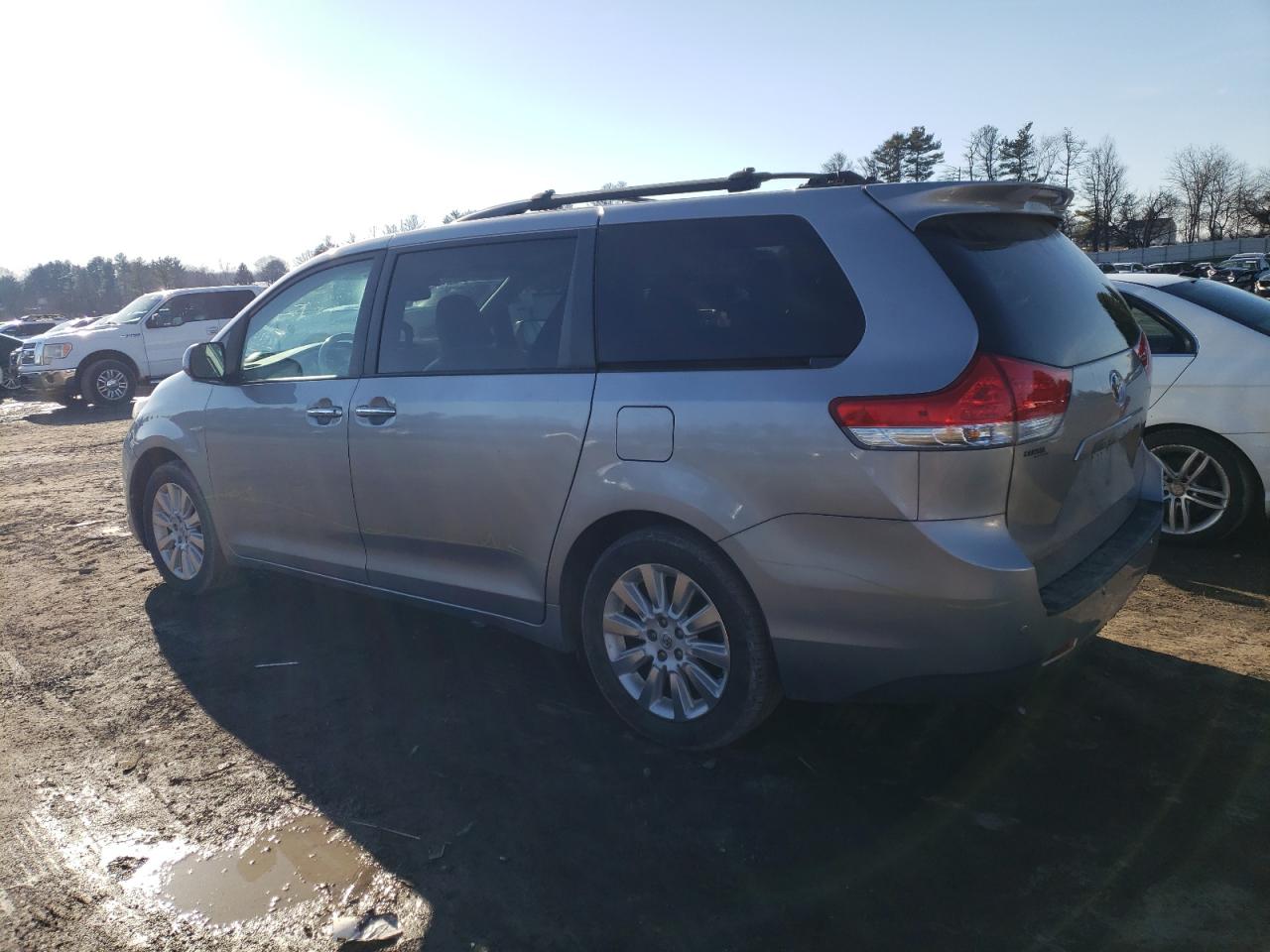 2013 Toyota Sienna - Image 2