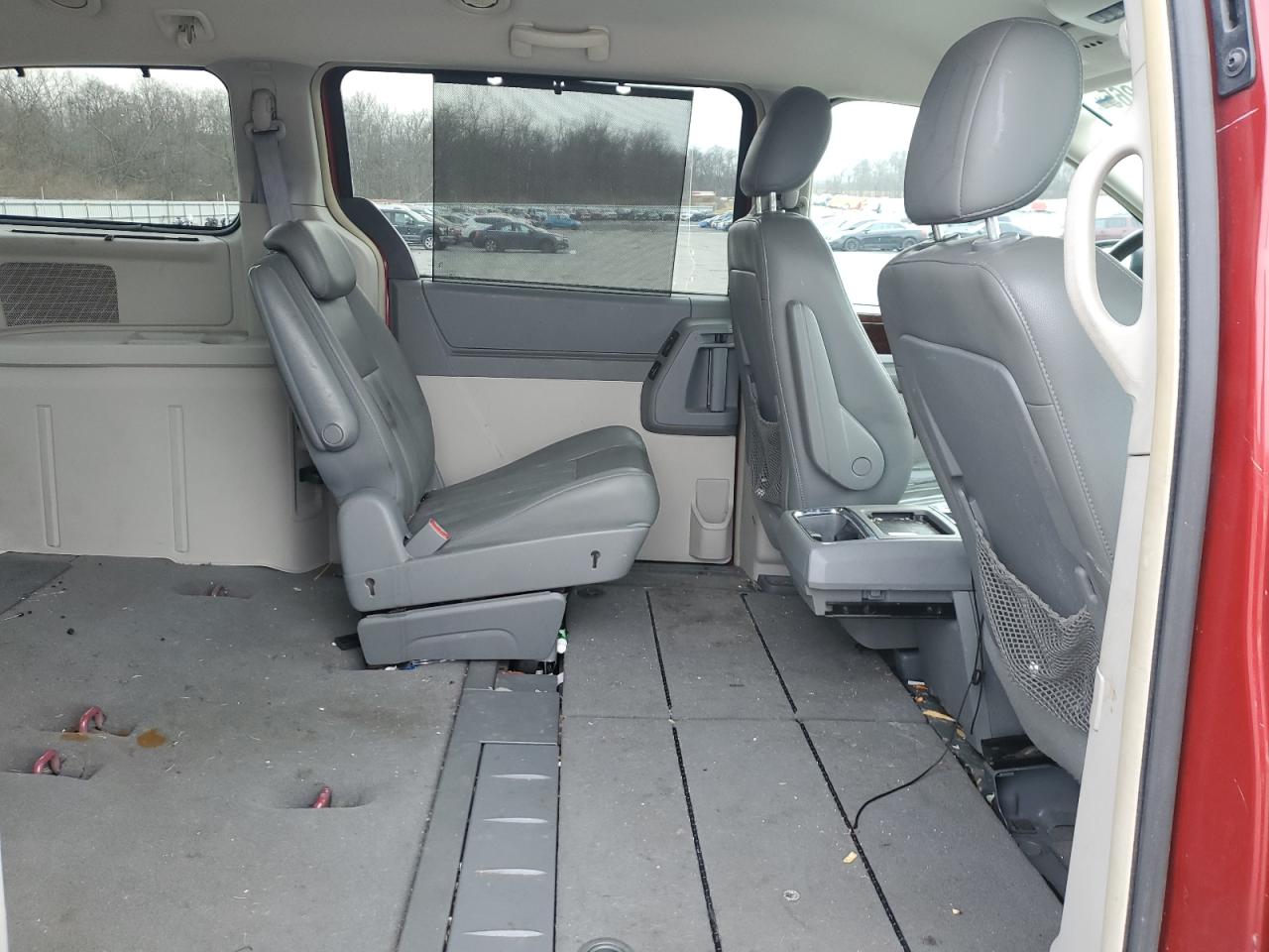 2010 Chrysler Town & Country - Image 11