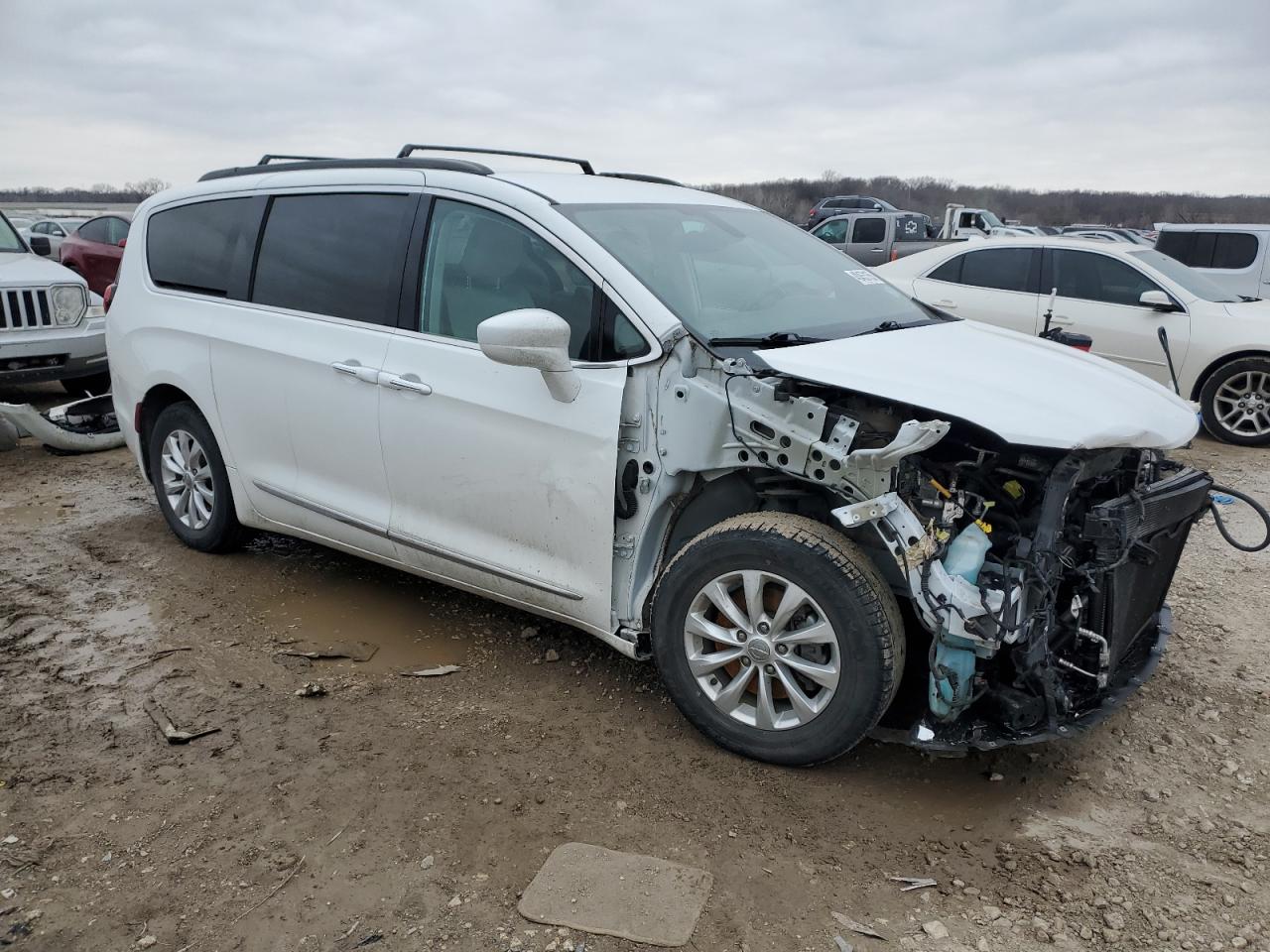 2017 Chrysler Pacifica - Image 4