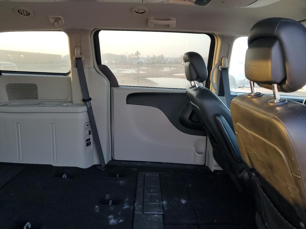 2016 Chrysler Town & Country - Image 11