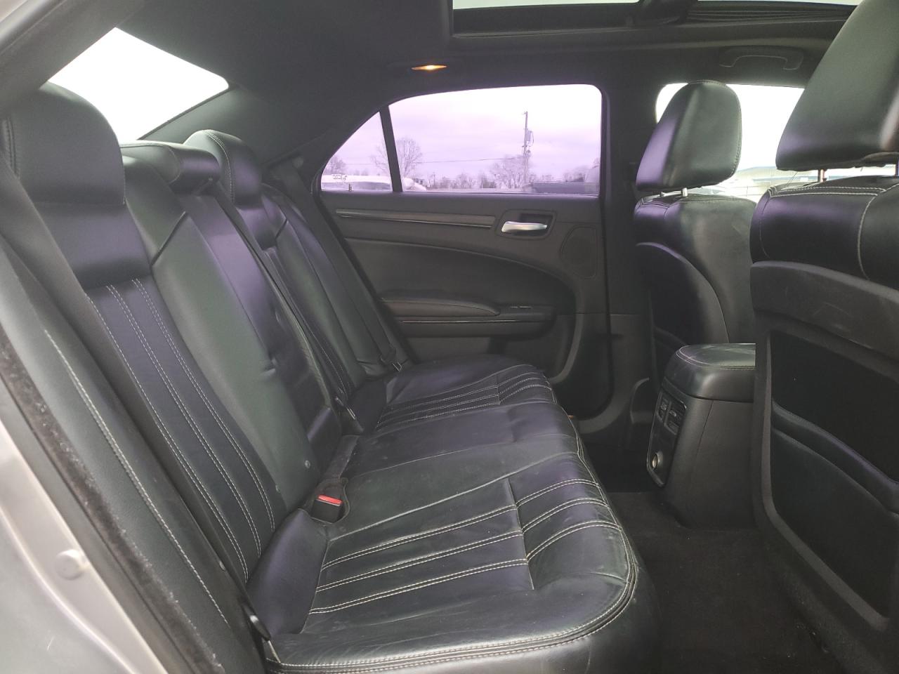 2014 Chrysler 300 - Image 10