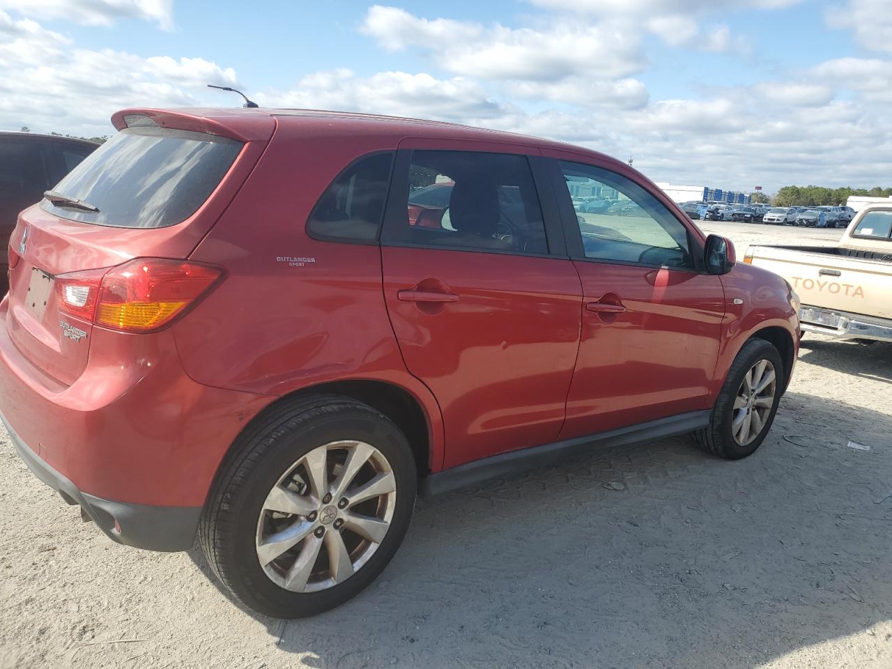 2014 Mitsubishi Outlander - Image 3