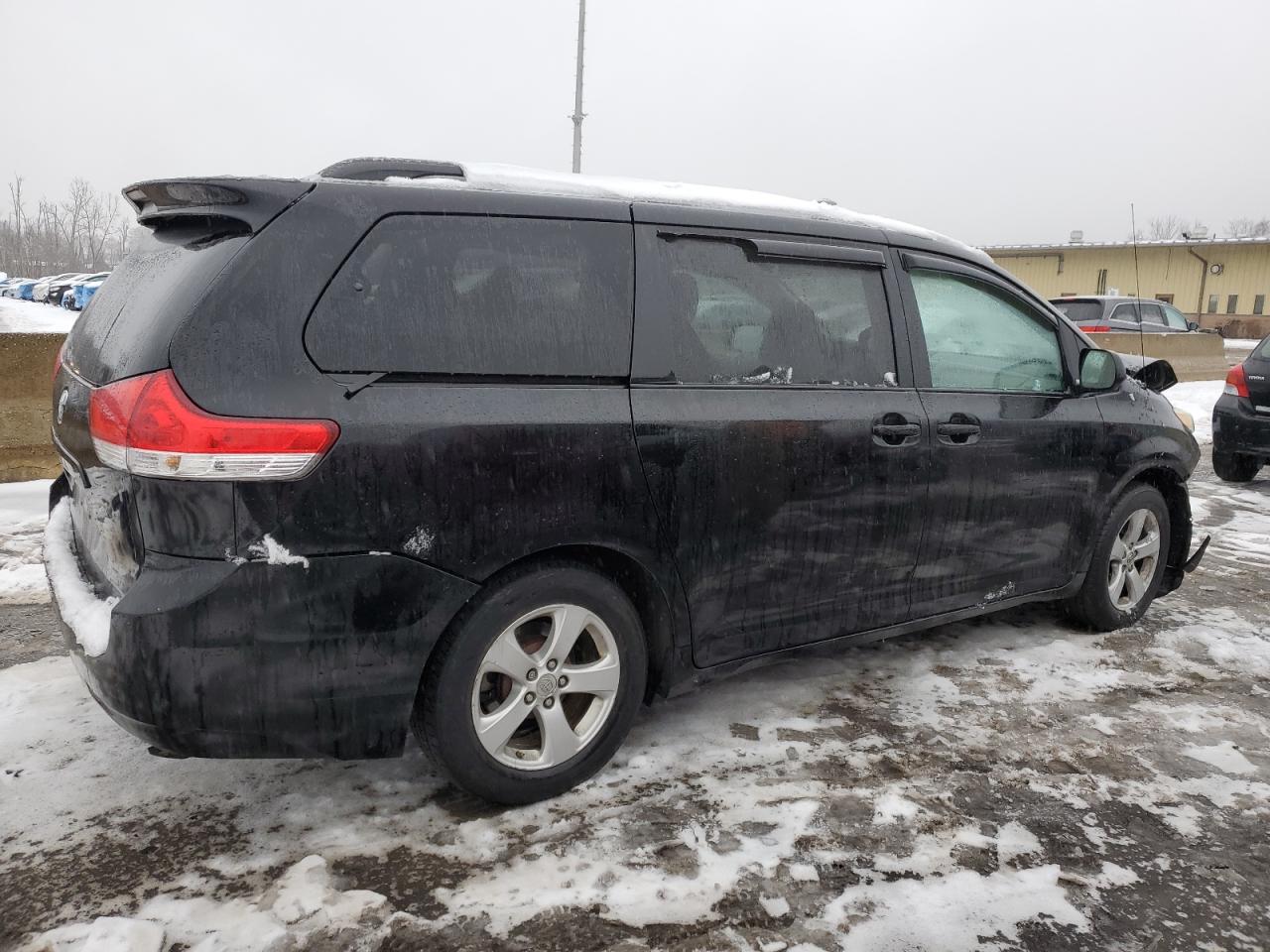 2011 Toyota Sienna - Image 3