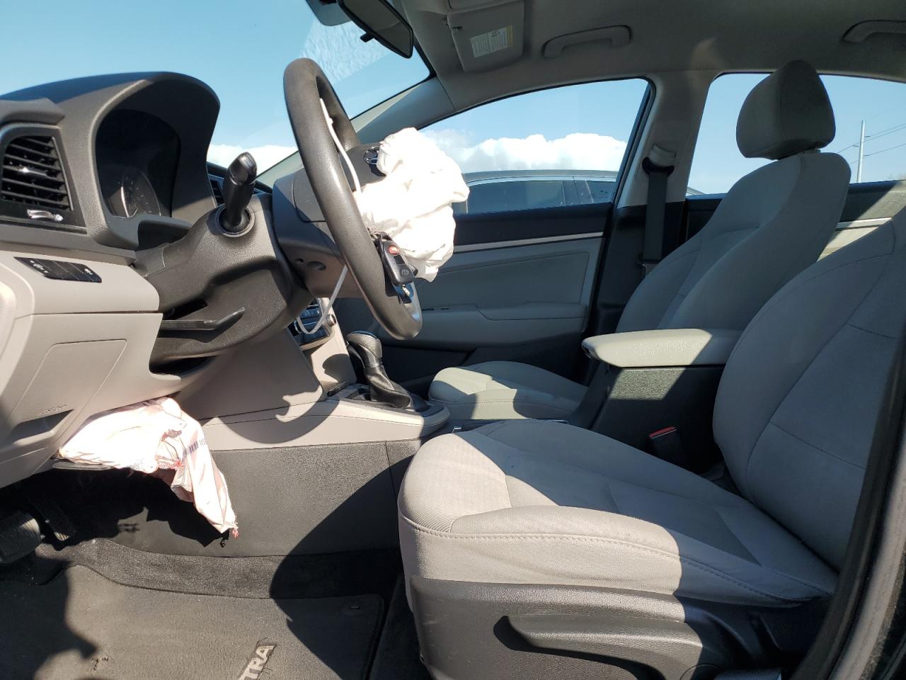 2017 Hyundai Elantra - Image 7